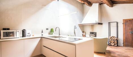 Køleskab, mikrobølgeovn, kogeplade, kaffe-/temaskine