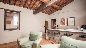 TV, caminetto, impianto stereo