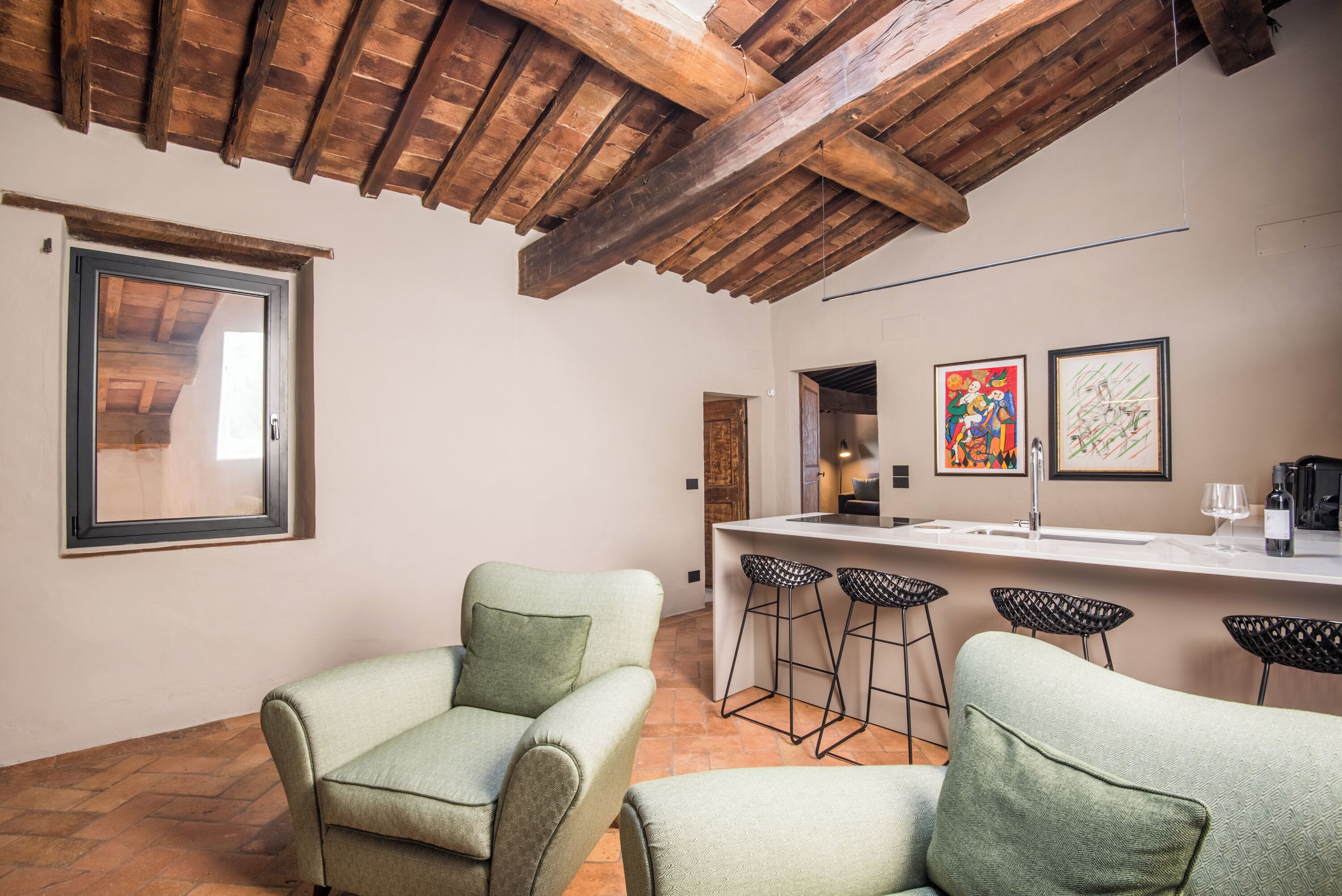 Télévision, cheminée, chaîne hi-fi