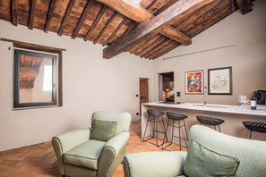 Televisor, llar de foc i estèreo 