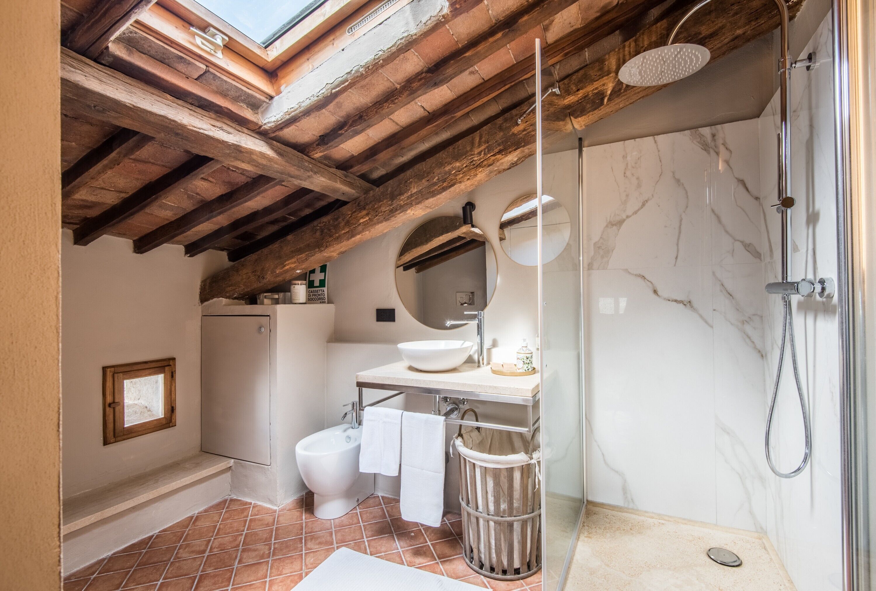Douche, sèche-cheveux, serviettes fournies