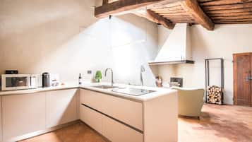 Frigorifero, microonde, piano cottura, macchina per tè/caffè