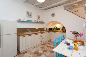 Refrigerador, microondas, parrilla de estufa y cafetera y tetera
