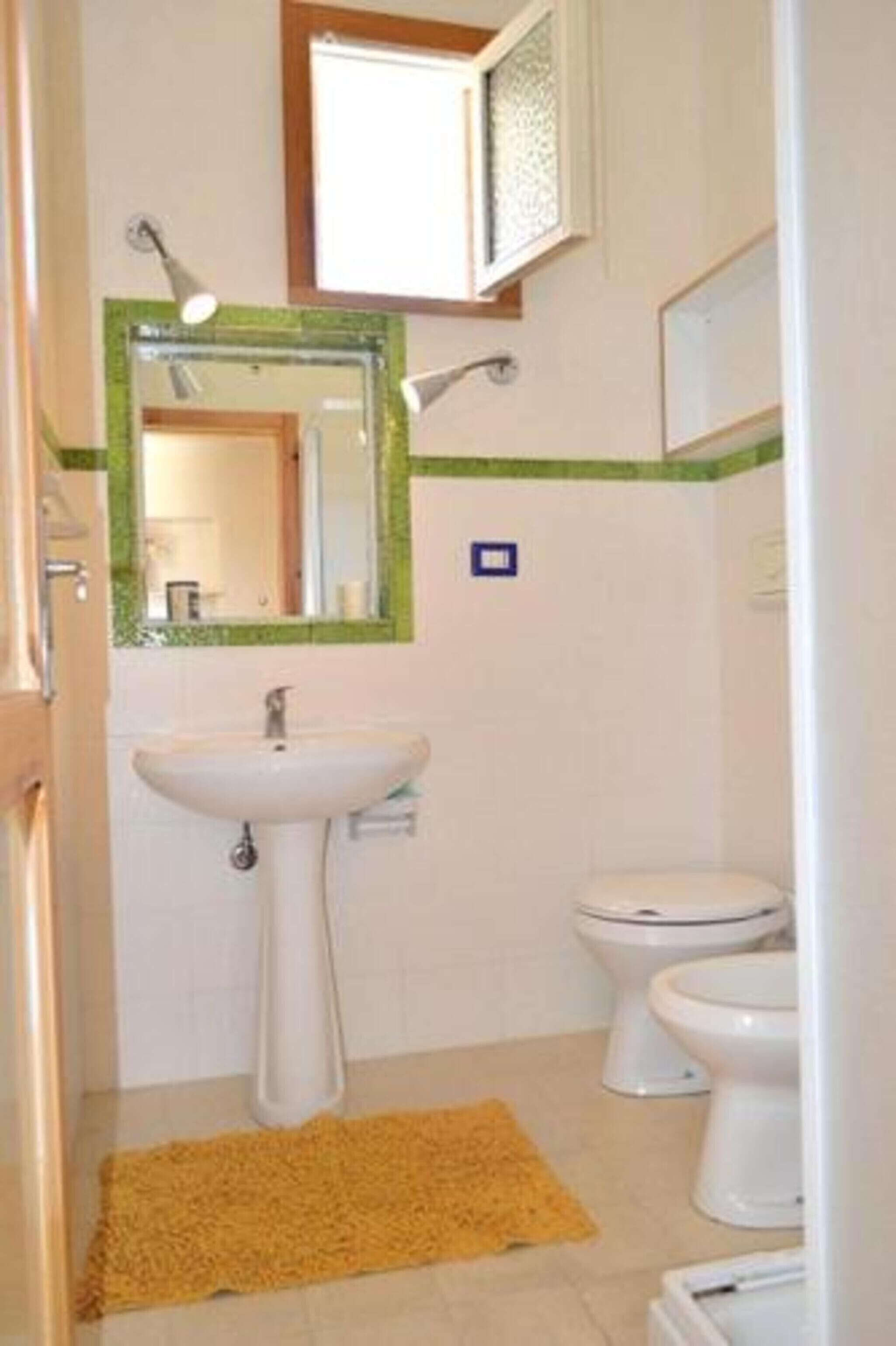 Douche, sèche-cheveux, serviettes fournies