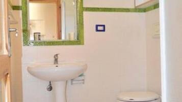 Douche, sĂšche-cheveux, serviettes fournies