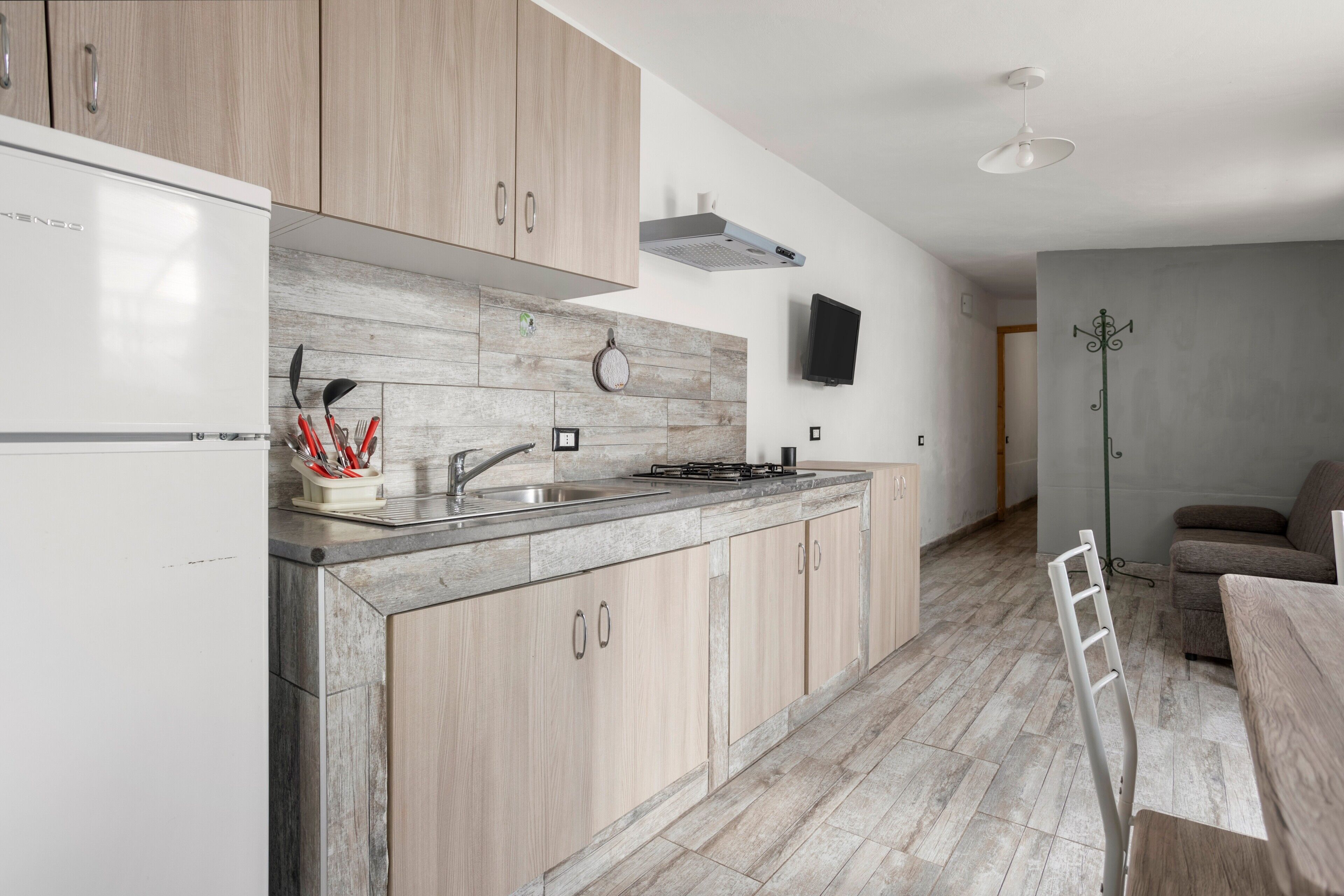 Køleskab, kogeplade, kaffe-/temaskine, køkkentøj/tallerkener/redskaber