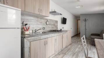 Køleskab, kogeplade, kaffe-/temaskine, køkkentøj/tallerkener/redskaber