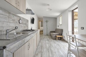 Kühlschrank, Herdplatte, Wasserkocher mit Kaffee-/Teezubehör