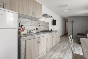 Kühlschrank, Herdplatte, Wasserkocher mit Kaffee-/Teezubehör