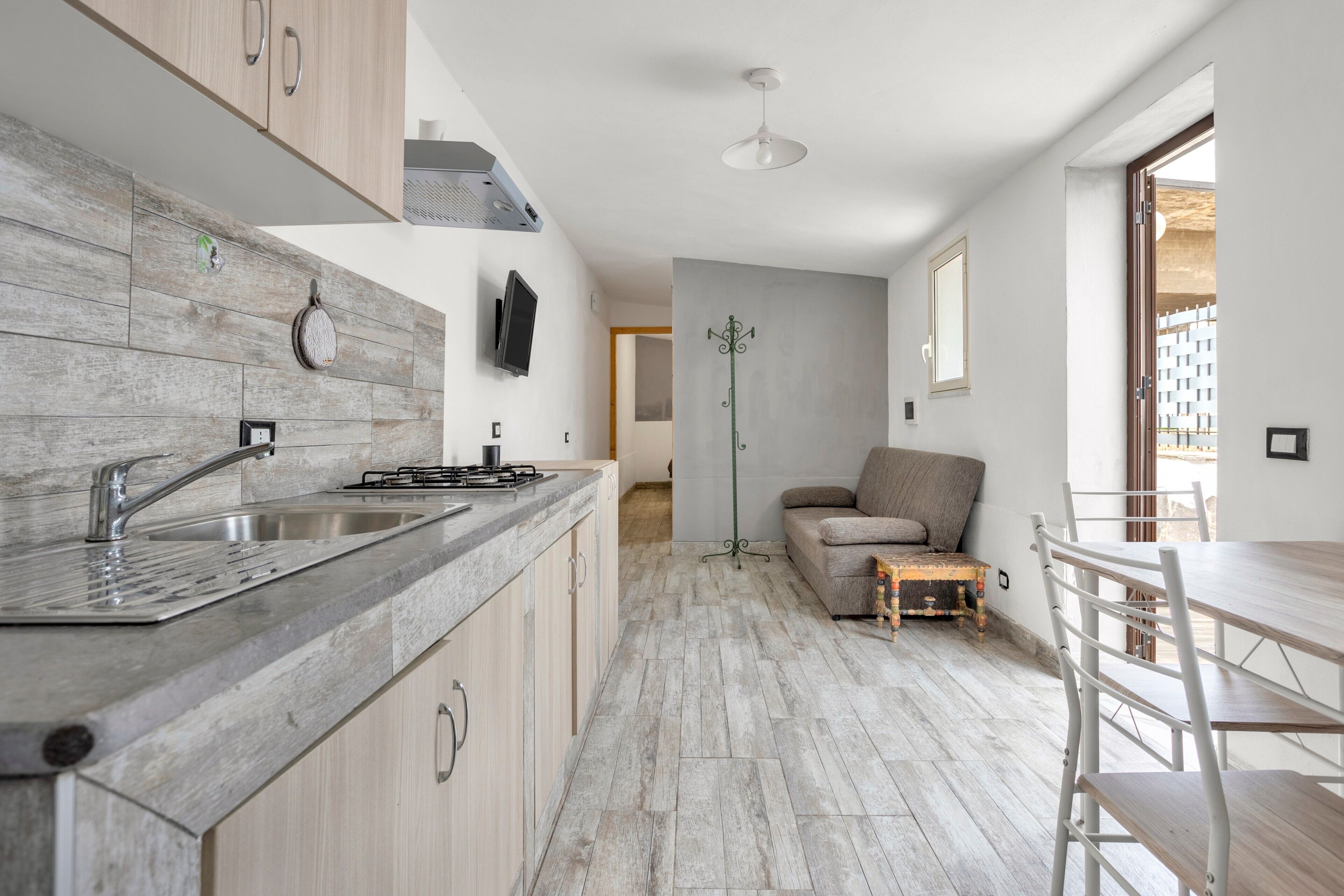 Køleskab, kogeplade, kaffe-/temaskine, køkkentøj/tallerkener/redskaber