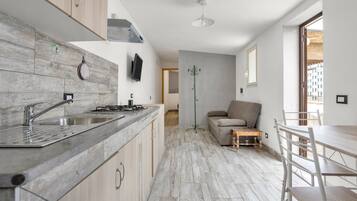 Køleskab, kogeplade, kaffe-/temaskine, køkkentøj/tallerkener/redskaber