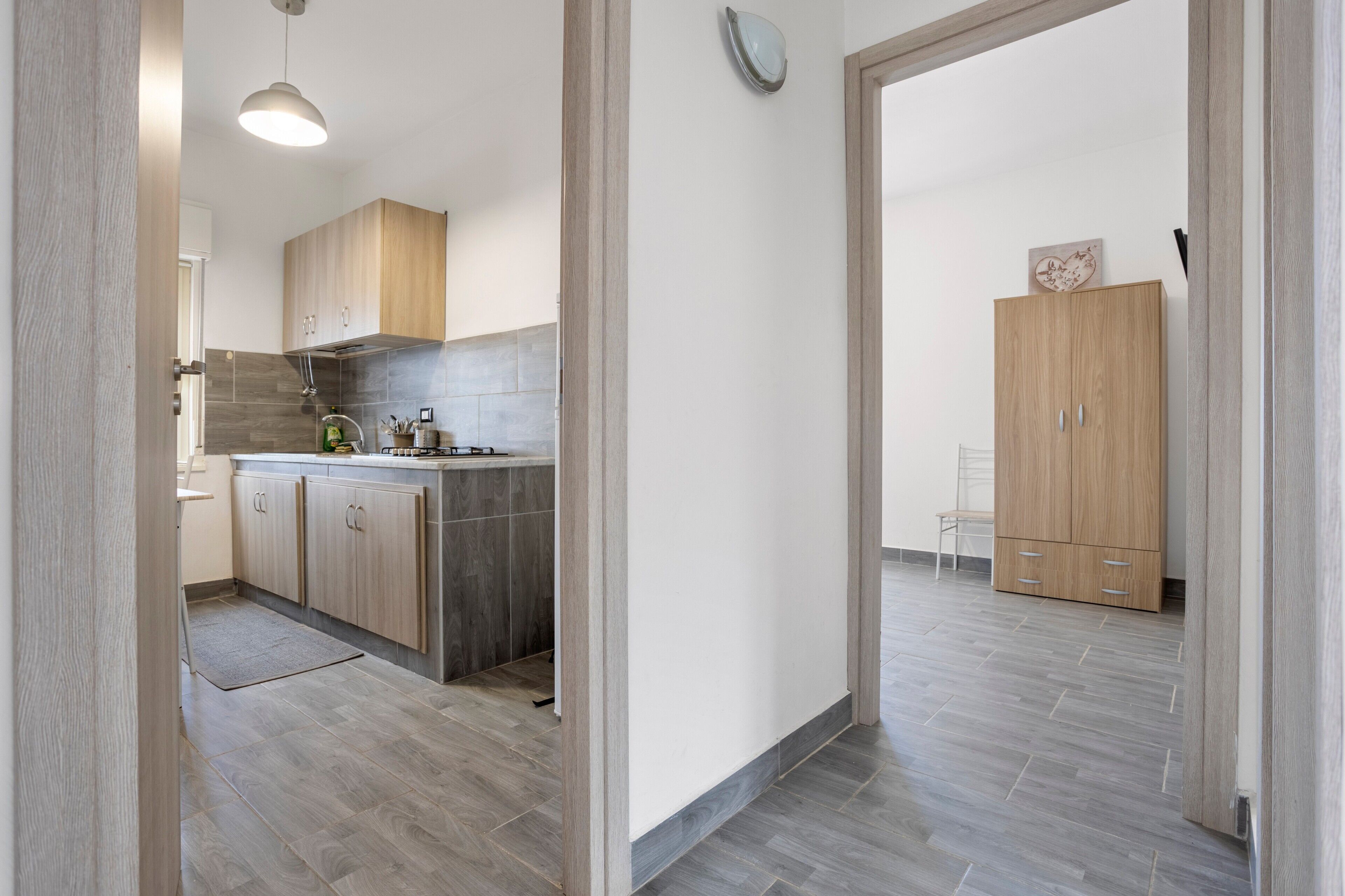 Køleskab, kogeplade, kaffe-/temaskine, køkkentøj/tallerkener/redskaber