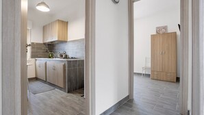Et moderne køkken med træskabe, en indbygget komfur og en lampe.