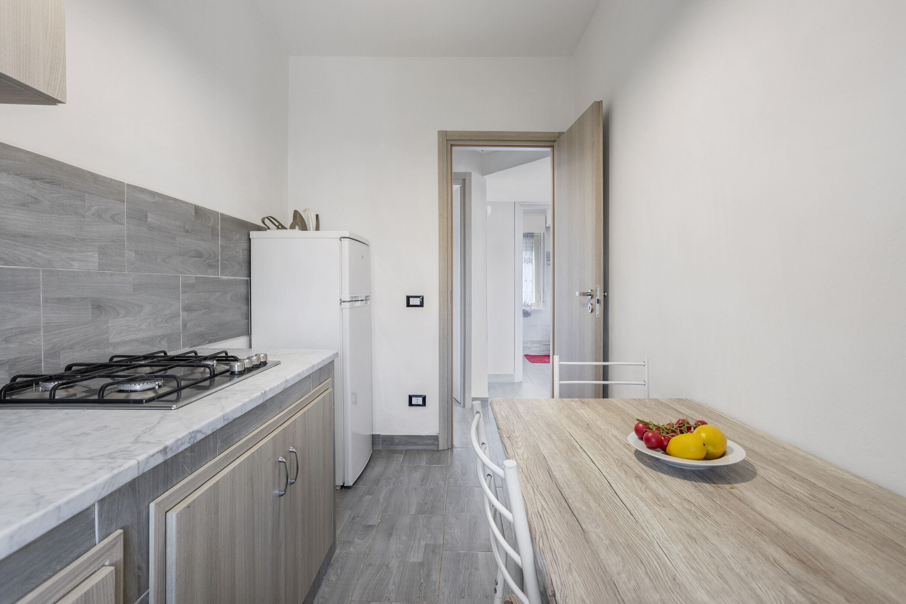 Réfrigérateur, plaque de cuisson, cafetière/bouilloire