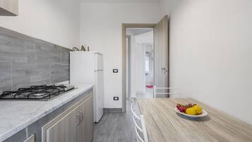 Réfrigérateur, plaque de cuisson, cafetiÚre/bouilloire