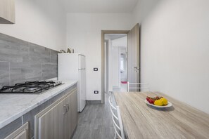 Kühlschrank, Herdplatte, Wasserkocher mit Kaffee-/Teezubehör