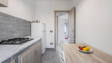 Køleskab, kogeplade, kaffe-/temaskine, køkkentøj/tallerkener/redskaber