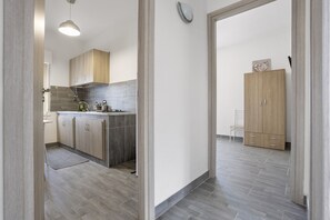 Kühlschrank, Herdplatte, Wasserkocher mit Kaffee-/Teezubehör