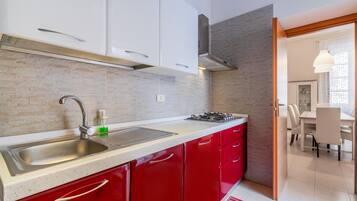 Cafetera/tetera, refrigerador, microondas, horno