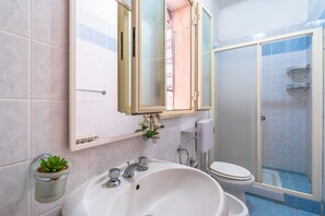 Badewanne, Haartrockner, Handtücher