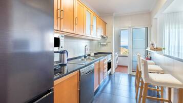 Kylskåp, mikrovågsugn, ugn och spishäll