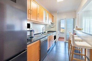 Fridge, microwave, oven, stovetop - Apartment "Madeira Sea View" with Balcony & Wi-Fi (Caniço)