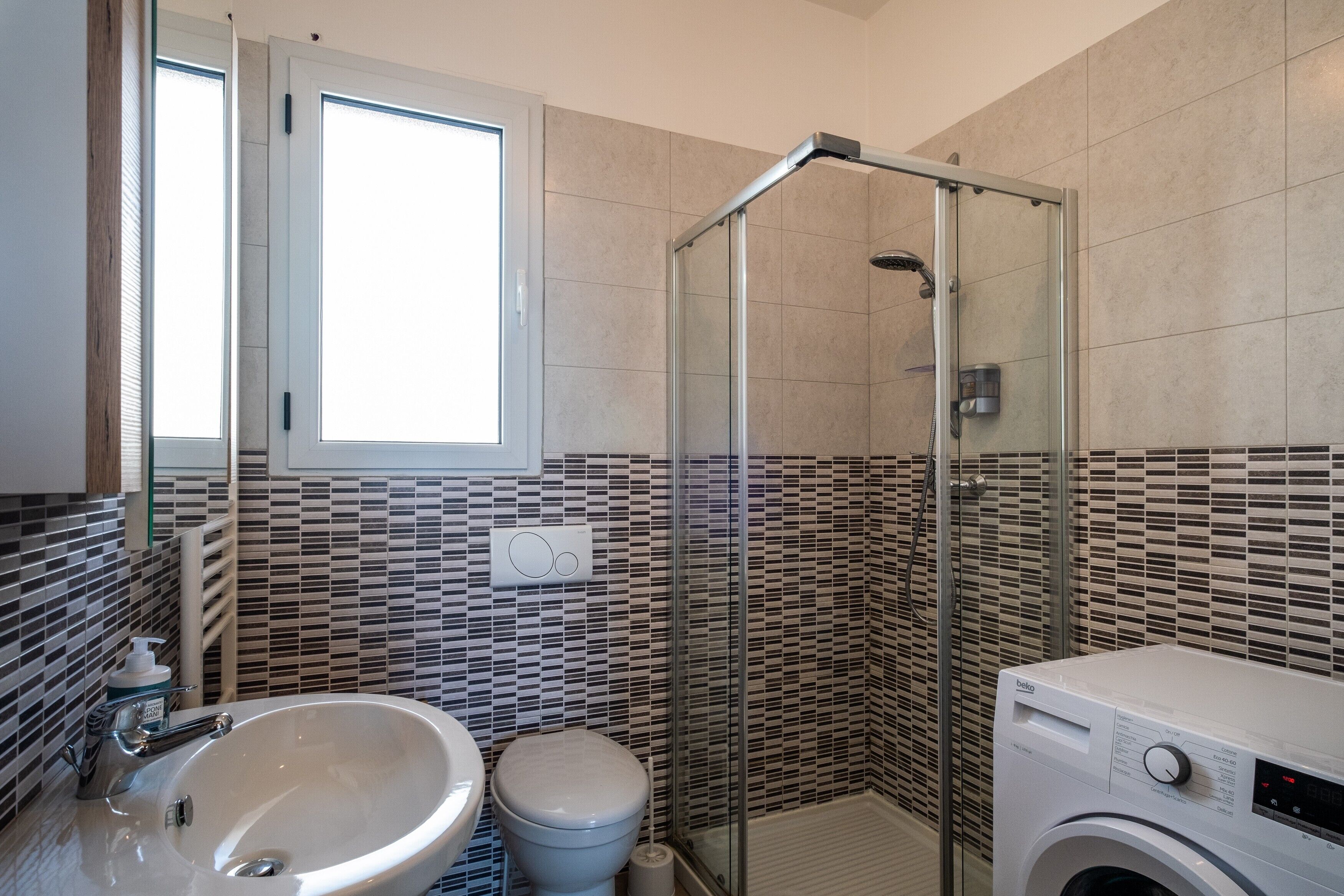 Een douche, een haardroger, handdoeken