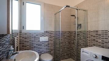 Een douche, een haardroger, handdoeken