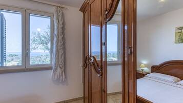 2 bedrooms, iron/ironing board, bed sheets, wheelchair access