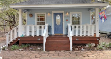 Heron Hideaway- 2 bed, 2 bath coastal cottage in Rockport! Near the beach!