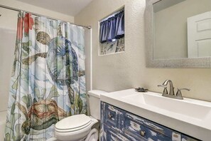 Combined shower/tub, towels