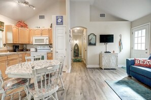 Interior - Heron Hideaway- 2 bed, 2 bath coastal cottage in Rockport! Near the beach! (Rockport)