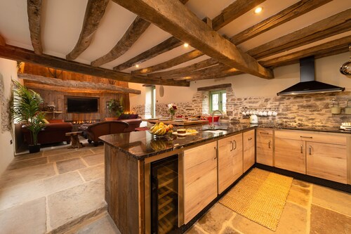 Barn Conversion with hot tub, 2 min drive to Croyde Bay