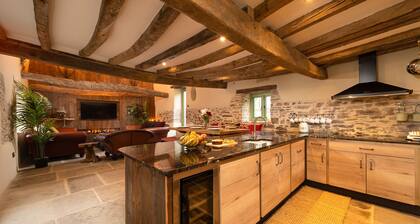 Barn Conversion with hot tub, 2 min drive to Croyde Bay