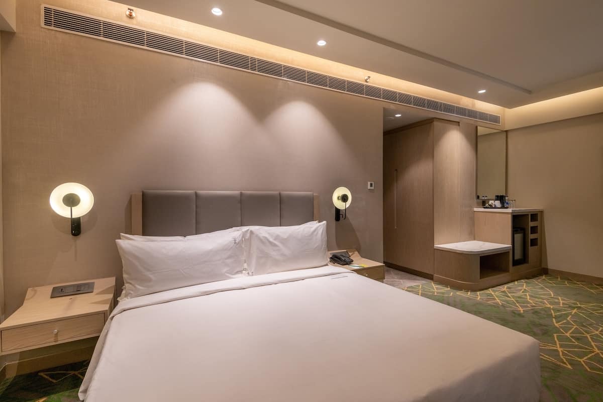1 bedroom, hypo-allergenic bedding, down duvets, minibar