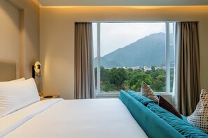 Hypo-allergenic bedding, down comforters, minibar, in-room safe - Holiday Inn Katra Vaishno Devi by IHG (Reasi)