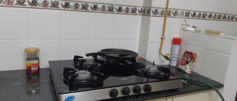 Frigorifero, pentole/stoviglie/utensili, spezie