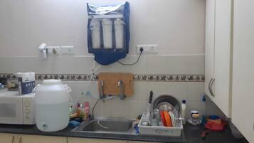 Refrigerador, utensilios de cocina y condimentos