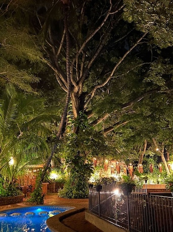 Una piscina al aire libre