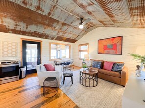 Smart TV, books - Black Sheep Cabin ~ With Optional Casita (Mountain View)