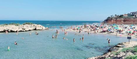 Una spiaggia nelle vicinanze