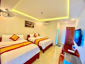 Bộ đồ giường cao cấp, bàn, khu vực làm việc phù hợp cho laptop 