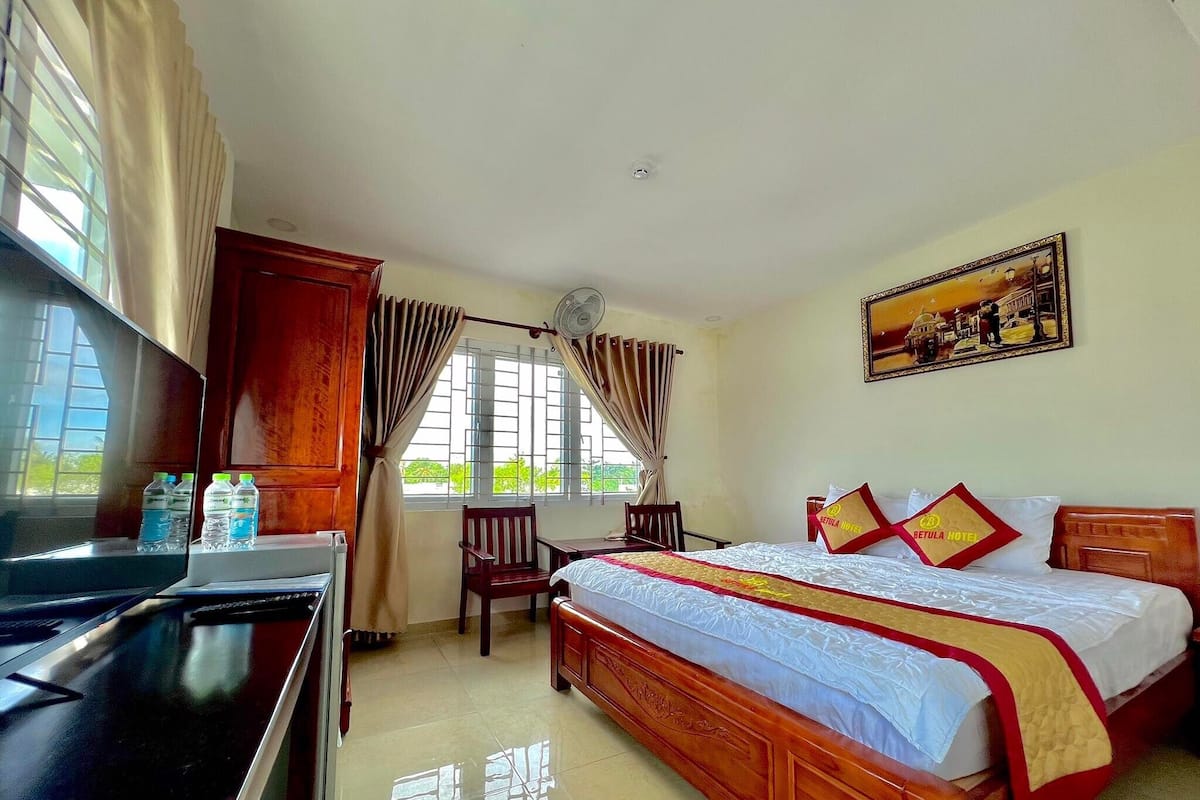 Premium bedding, desk, laptop workspace, free WiFi