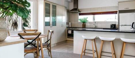 ثلاجة، ميكروويف، فرن، موقد طهي مسطح