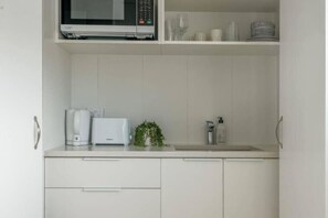 Mikrowelle, Wasserkocher mit Kaffee-/Teezubehör, Toaster