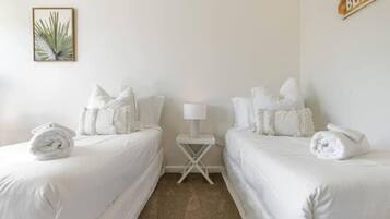 1 habitación, tabla de planchar con plancha, cuna de viaje y wifi