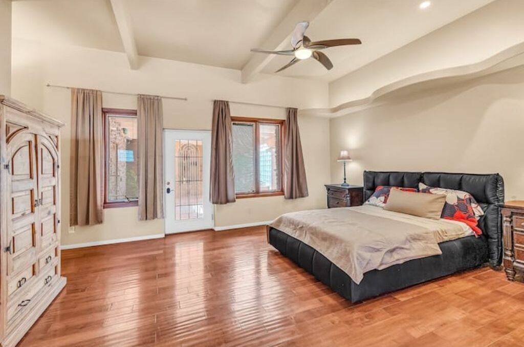 4 slaapkamers, een kluis op de kamer, een bureau