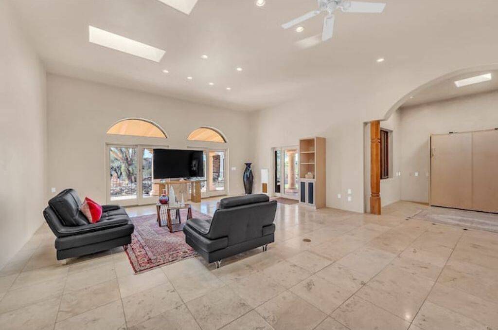 Een smart-tv, boeken en een printer