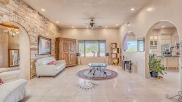 Smart TV, libros y impresora