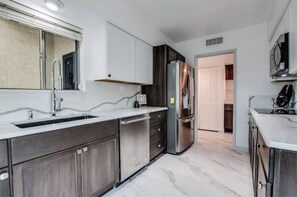 Réfrigérateur, micro-ondes, four, plaque de cuisson